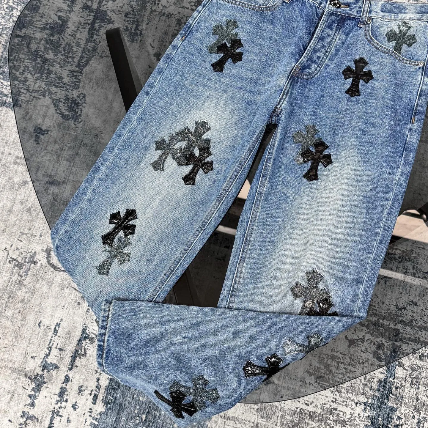 P260 Chromehearts washed blue starry sky crocodile patch leather jeans adopt starry sky theme leather elements, mostly presented in the shape of a cross, with glitter on the leather surface. Unique design, simple and elegant details, exquisite workmanship, the entire trousers are neatly routed, and the details are in place! Ceiling-level jeans, a pair that is hard to find at the counter. About Zangyin, this is an extremely luxurious fashion brand that can also be called the aristocrat of the high street. It has always been an exclusive brand for some hipsters or the rich second generation. It is more luxurious and noble than ordinary high streets. It is more fashionable and individual than luxury brands. Top heavy industry fashion design has always been created in high street luxury style. Speaking of this style, Zangyin family and GU family are definitely the leading representative brands, especially the Zangyin family's creation of high street style. It has really achieved a state-of-the-art effect. The color system of this model is made of unique washed materials. It is already quite eye-catching. It is decorated with pink patchwork cross flowers, which cleverly highlights the charm of the brand. Secondly, this model adopts a classic high-waist cutting design, which highlights the long legs and fashionable temperament of the upper body. The brand is highly recognizable and the slim-fitting configuration is more suitable for daily wear. Personality, fashion, and specification interpretation are all at a glance. Needless to say, materials and craftsmanship. As an excellent craftsman brand, Zangyin’s requirements for details and craftsmanship are really perfect. The washed color of this model has gone through a lot of processes, not to mention the embellishment of the denim appliqués. It is also purely hand-made and sewn. Just like what they believe in, only hand-made things have soul and have the meaning of wearing. A top-notch heavy-duty fashionable denim item. Recommended by both hands. Size: 28/30/32/34/36 Waist: 73/78/83/88/93 Knee: 52/53.5/55/56.5/58 Pants length: 100/102/104/106/108
